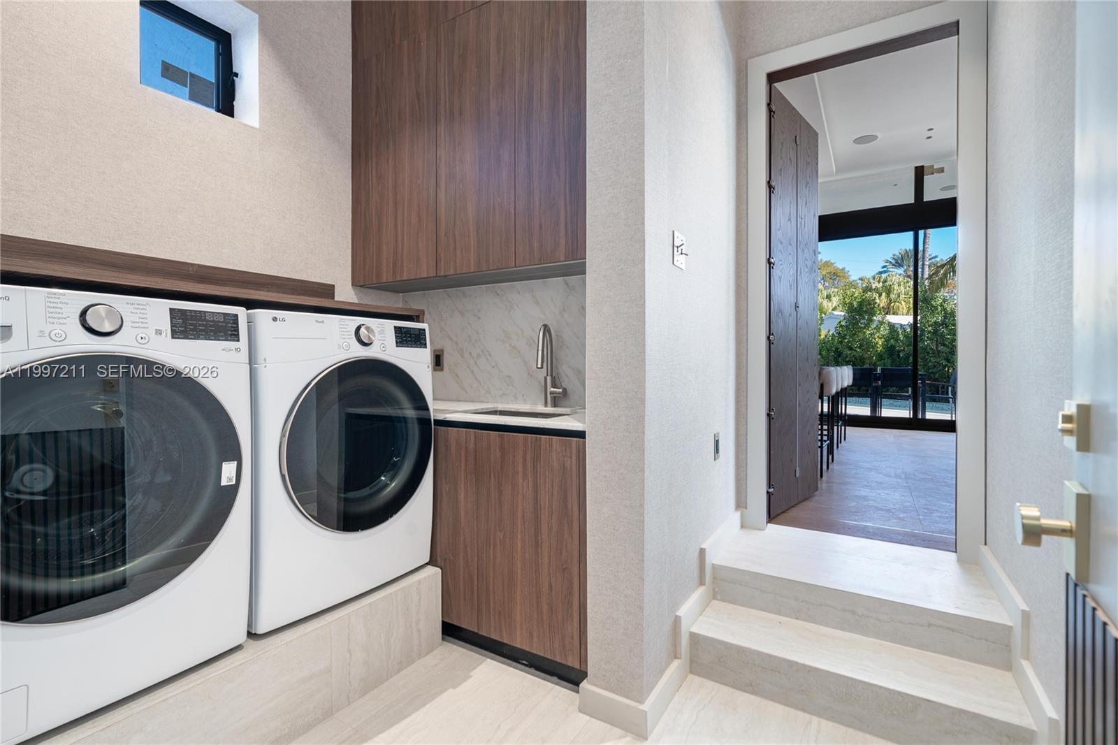 1045 W 47th Ct Miami Beach, FL 33140