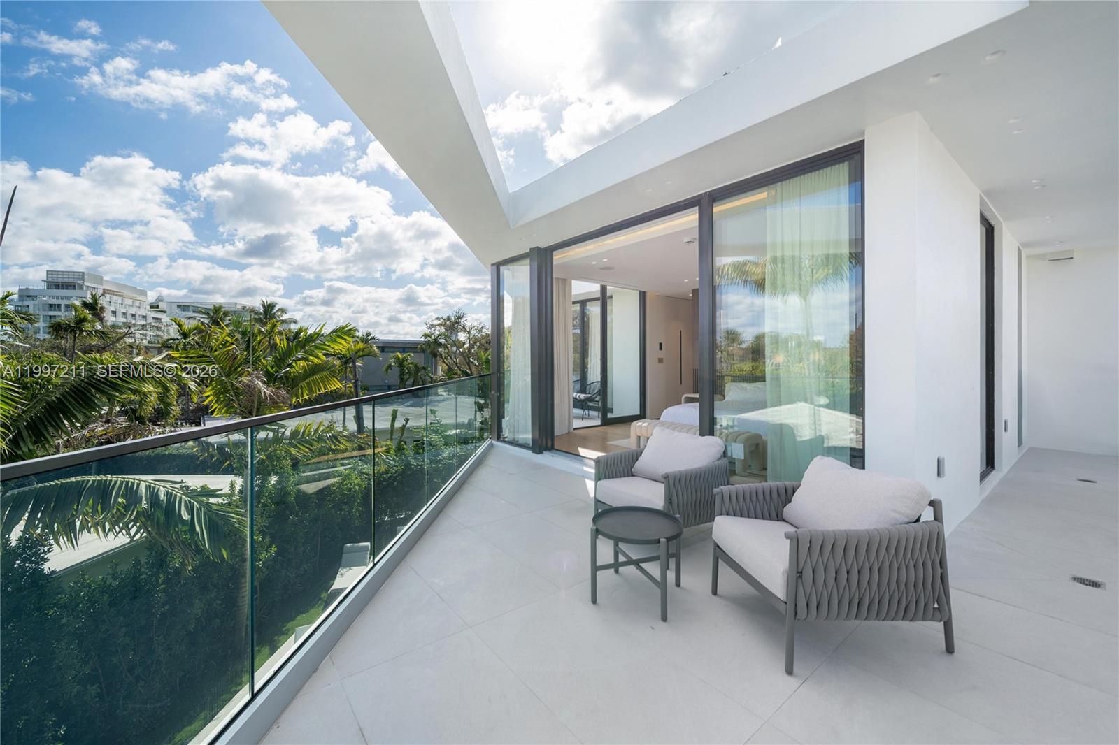 1045 W 47th Ct Miami Beach, FL 33140