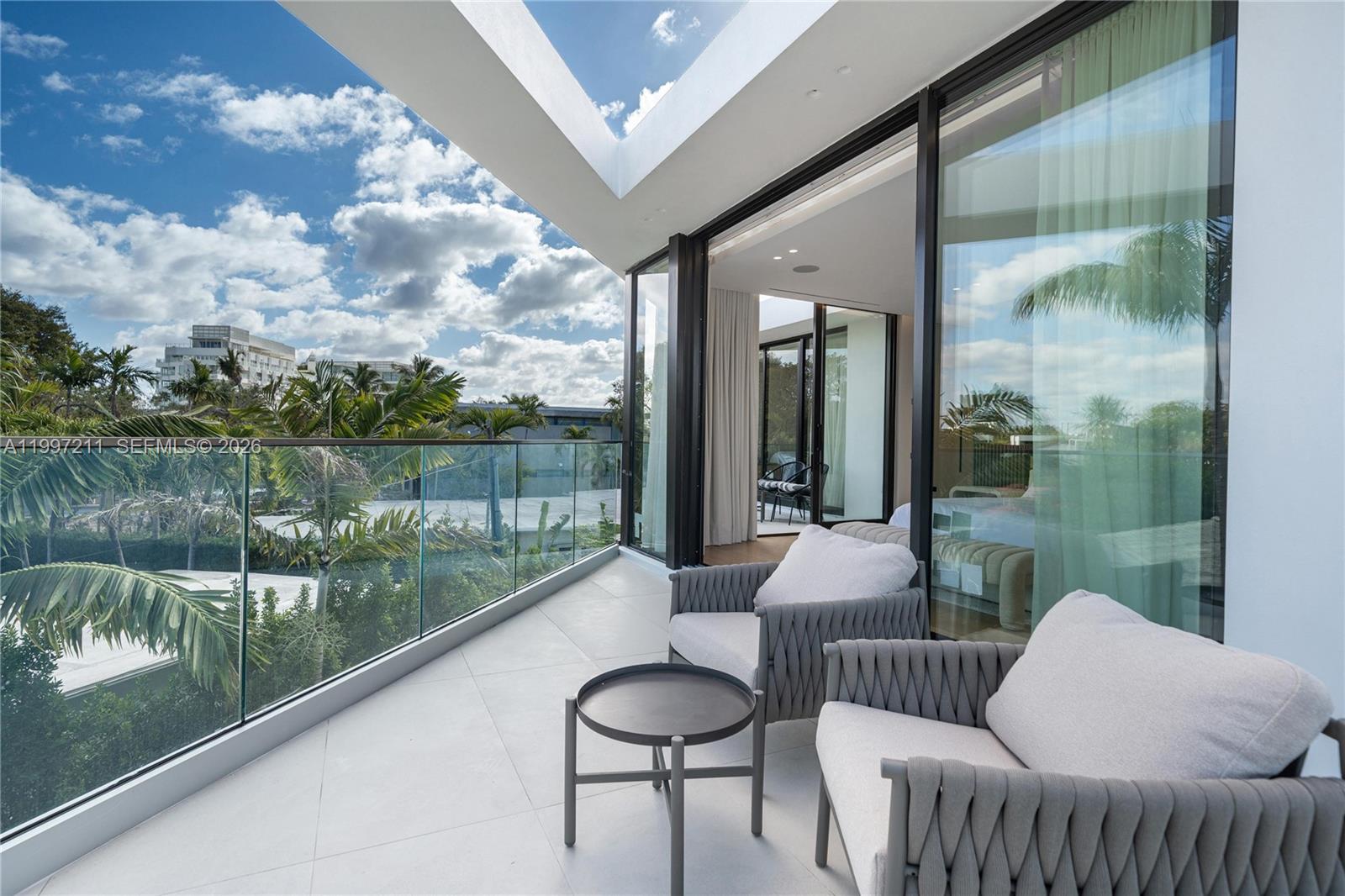 1045 W 47th Ct Miami Beach, FL 33140