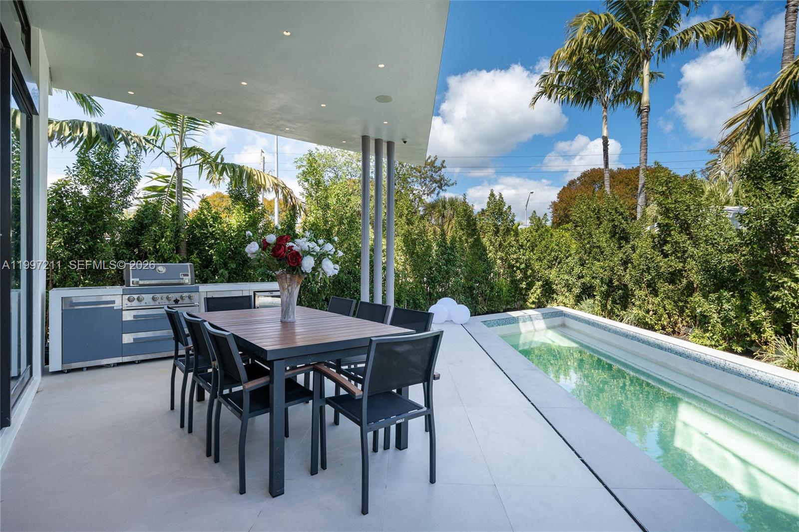 1045 W 47th Ct Miami Beach, FL 33140