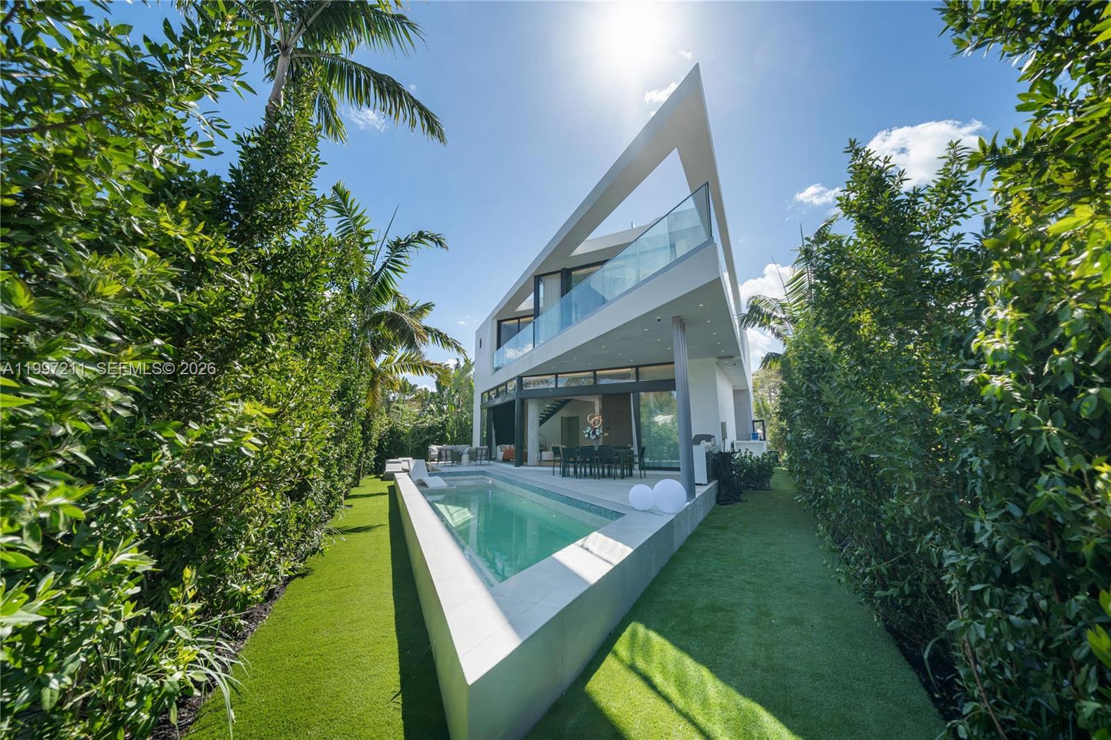 1045 W 47th Ct Miami Beach, FL 33140