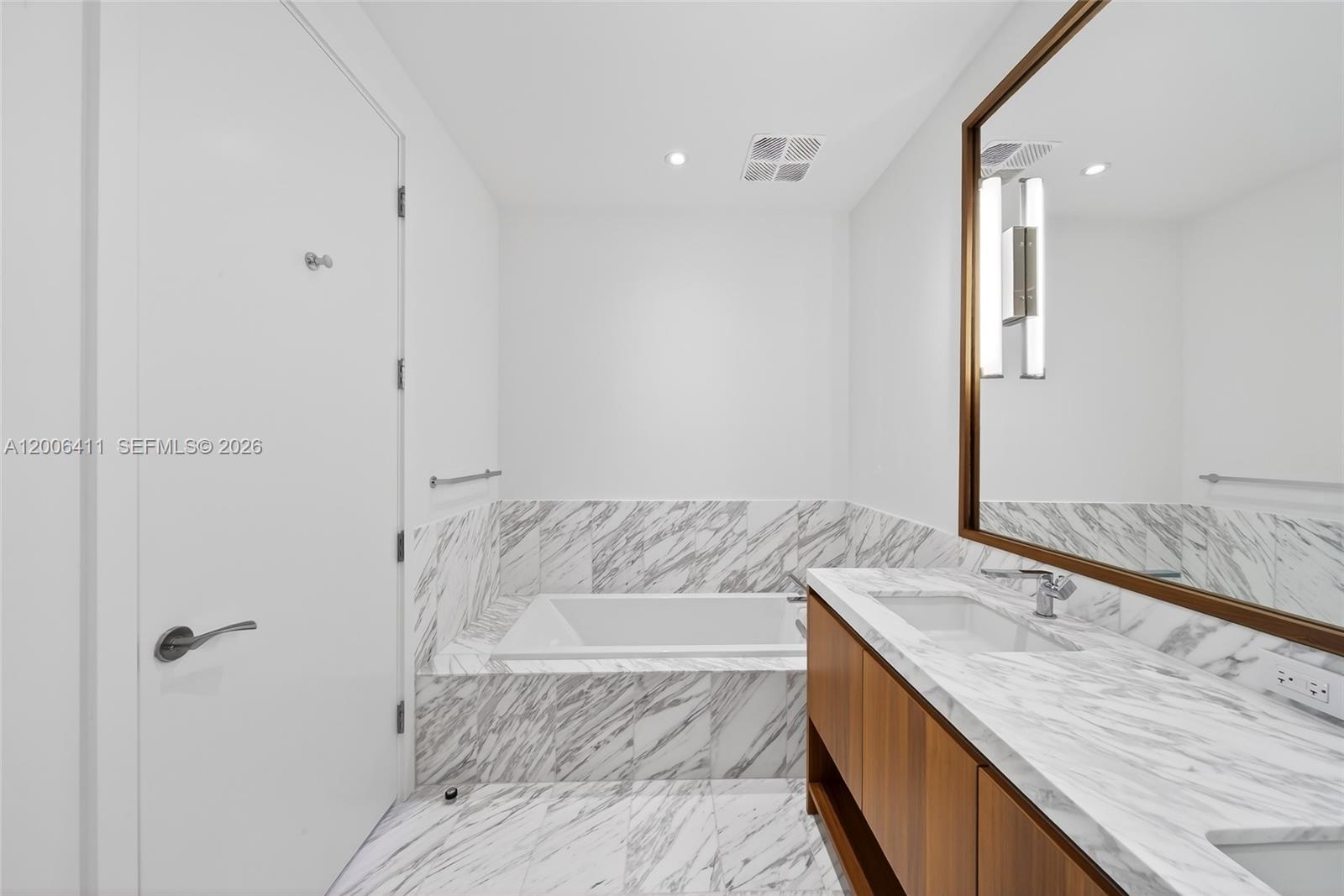 175 SE 25th Rd #1202 Miami, FL 33129