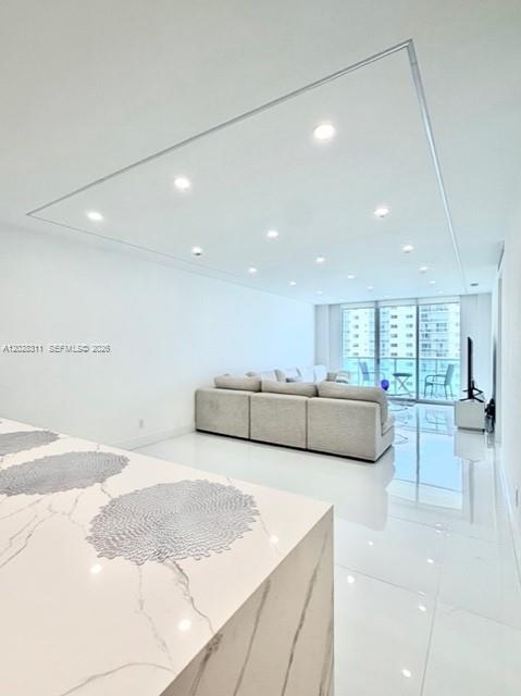 19390 Collins Ave #908