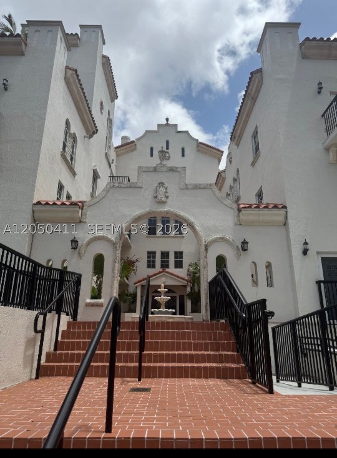 323 Navarre Ave #203