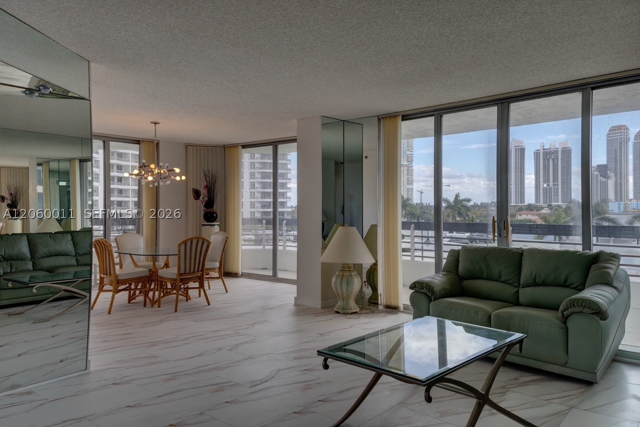 3600 Mystic Pointe Dr #613