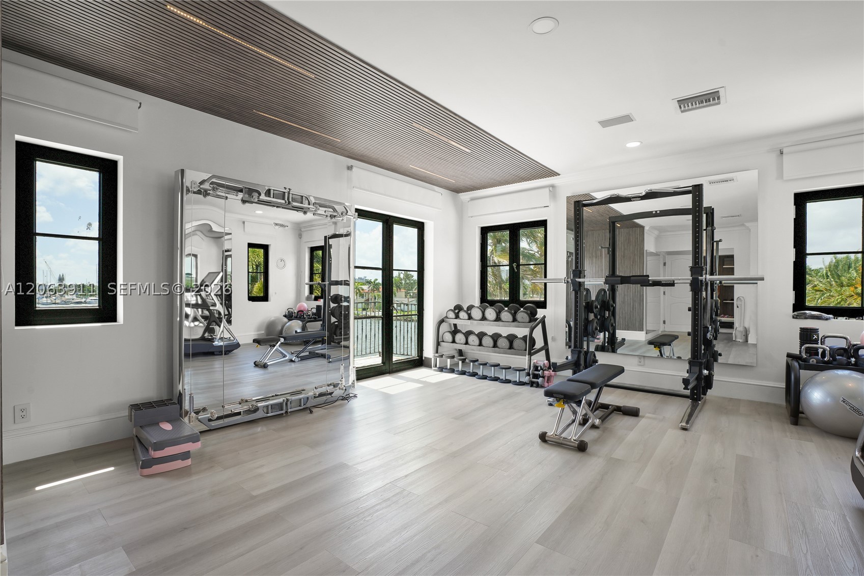 900 S Northlake Dr Hollywood, FL 33019
