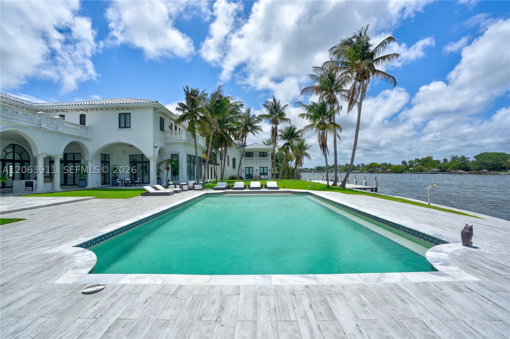 900 S Northlake Dr Hollywood, FL 33019