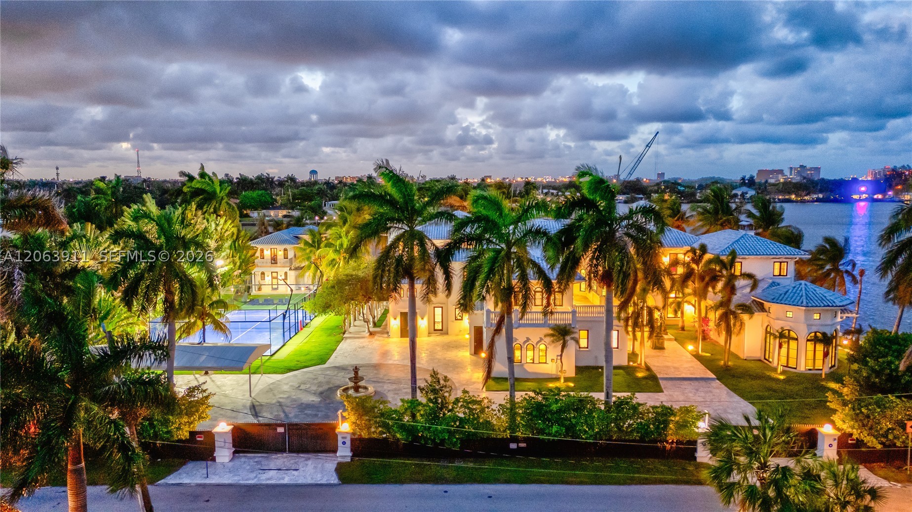 900 S Northlake Dr Hollywood, FL 33019