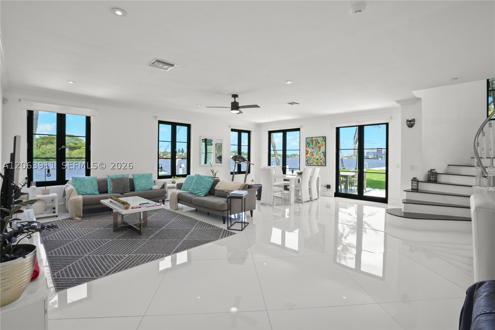 900 S Northlake Dr Hollywood, FL 33019