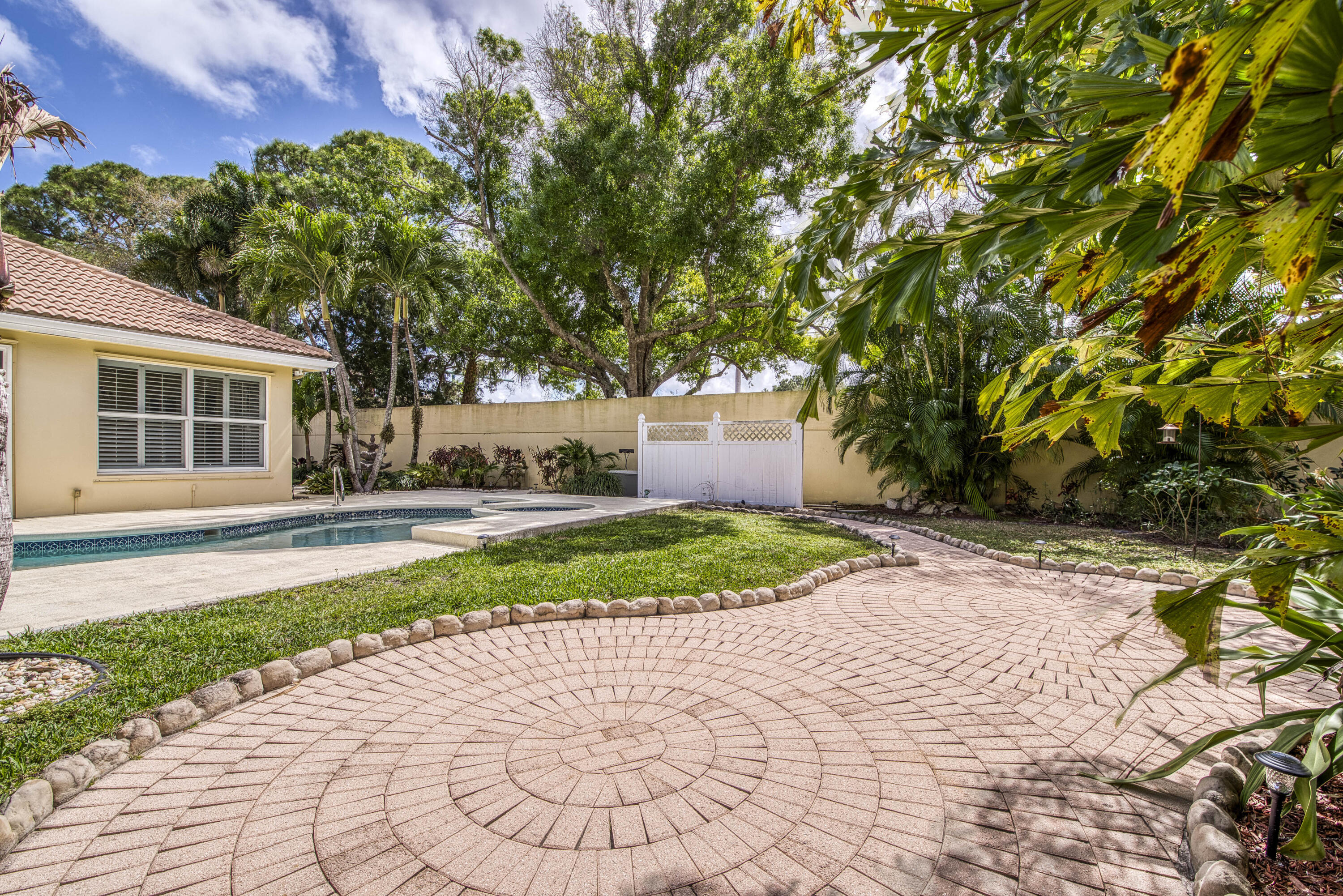 190 S Hampton Jupiter, FL 33458