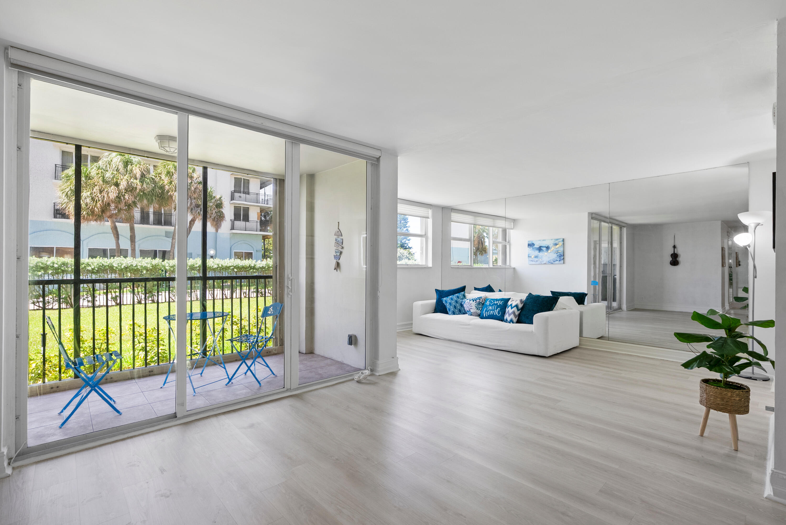 1239 Hillsboro Mile #105