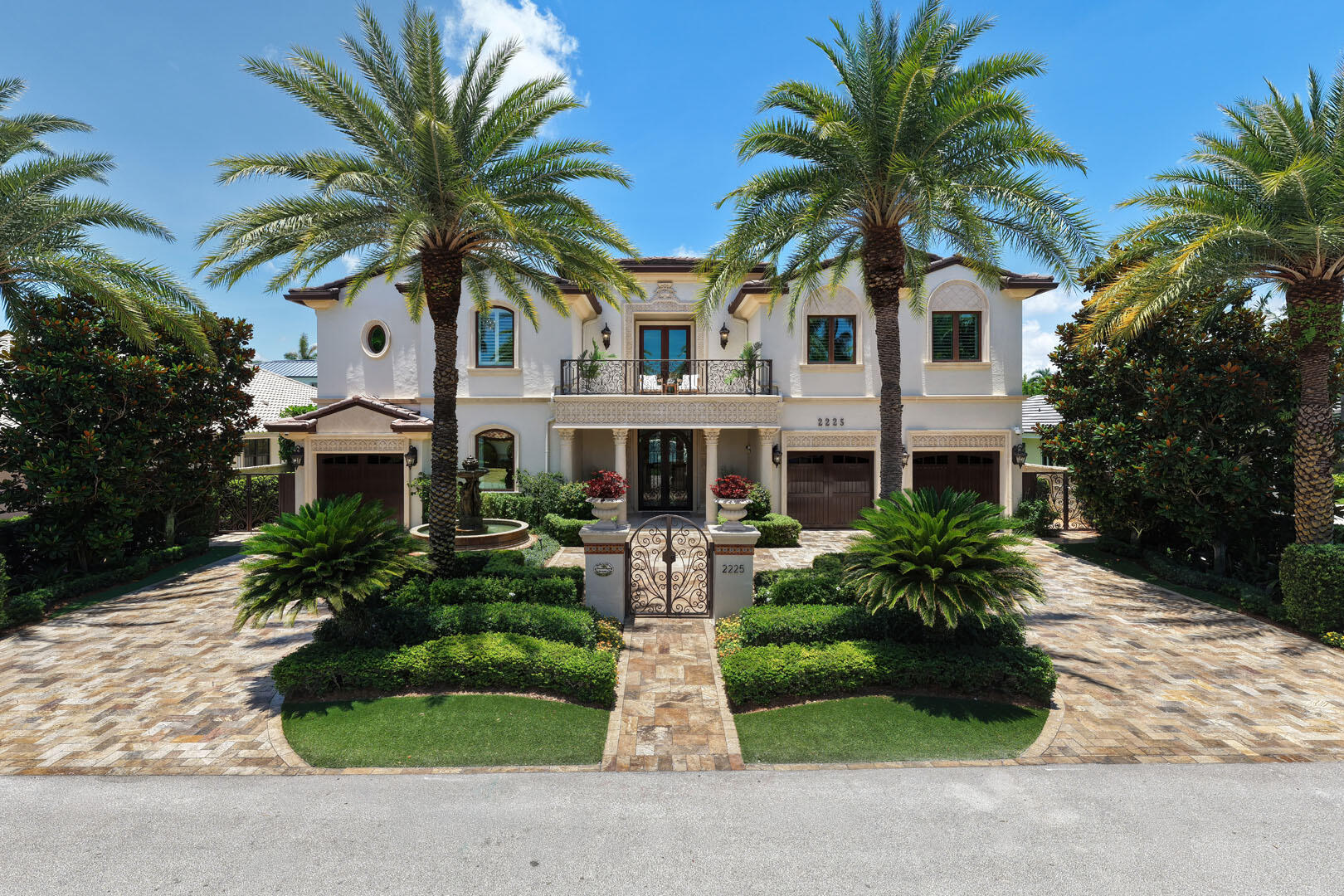 2225 W Silver Palm