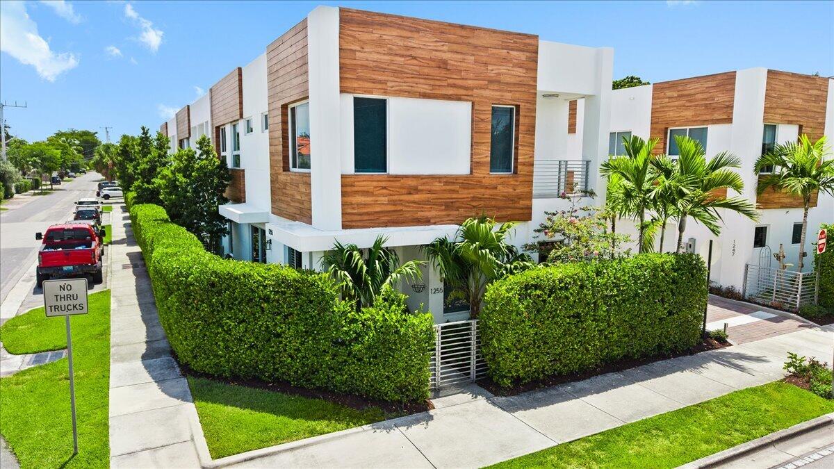 1255 NE 18th Ave