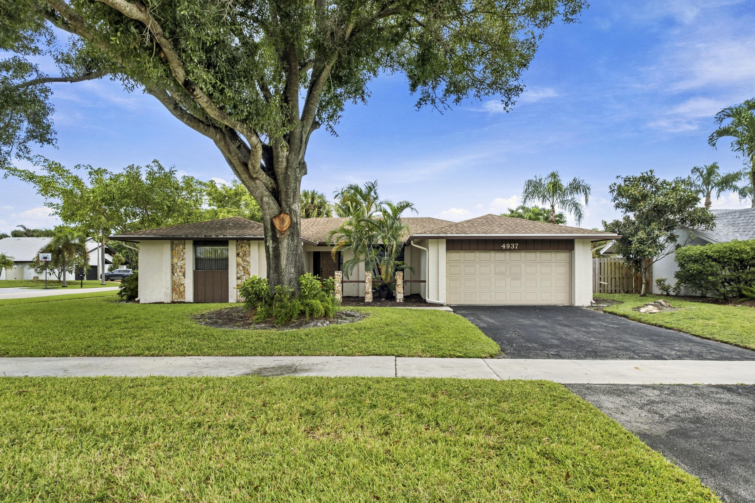 4937 Willow Dr