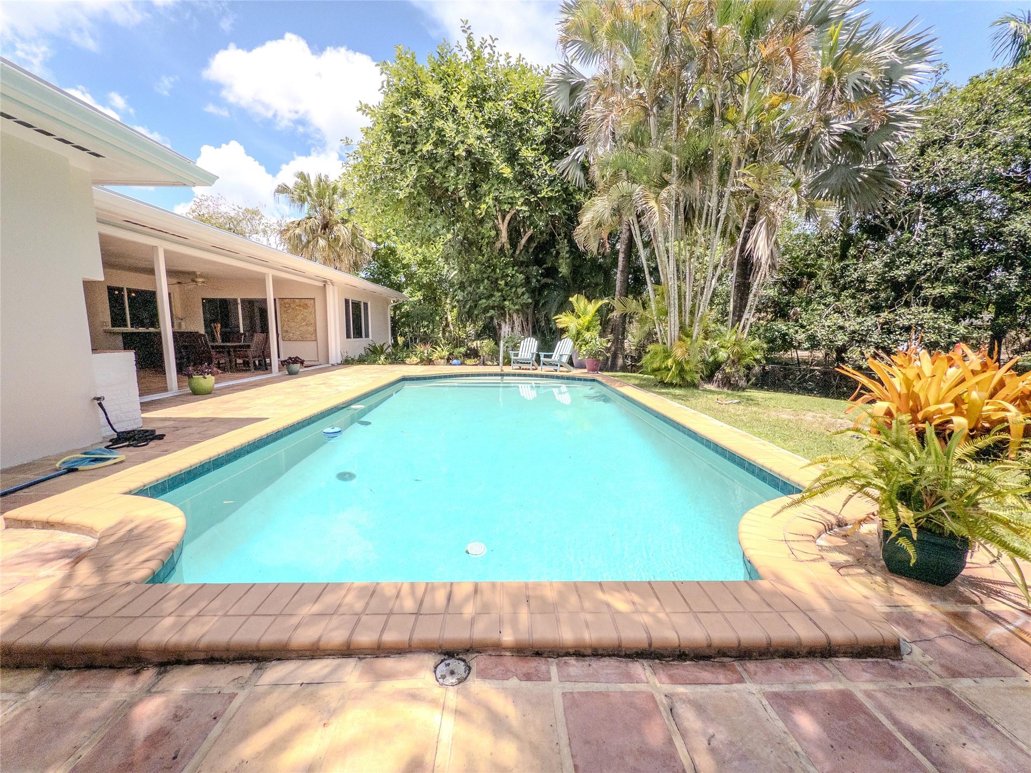 560 SW 62nd Ave