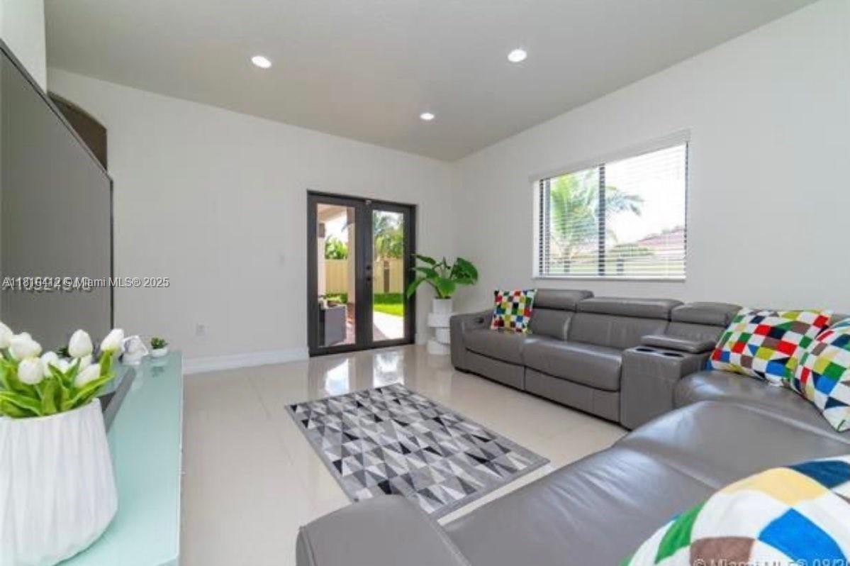 16588 SW 44th St Kendall, FL 33185