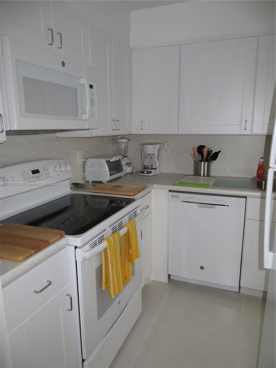 220 Kings Pt Dr #607,Sunny Isles Beach, FL 33160