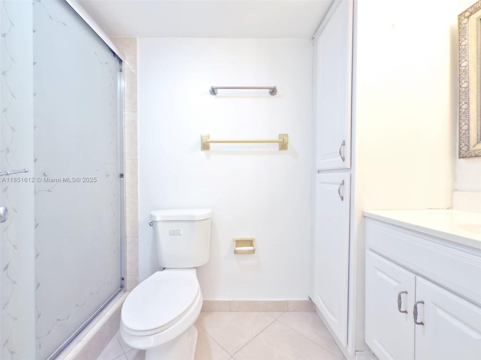 942 NE 199th St #302 Miami, FL 33179