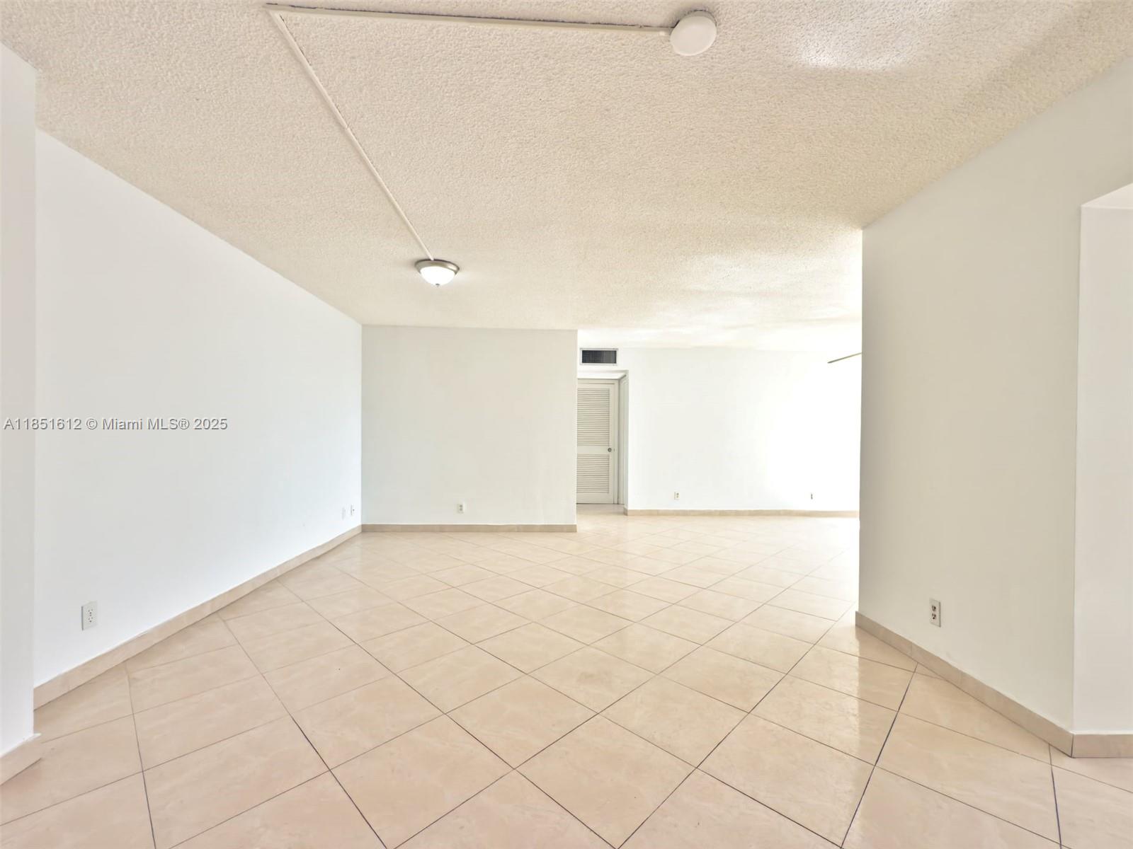 942 NE 199th St #302 Miami, FL 33179