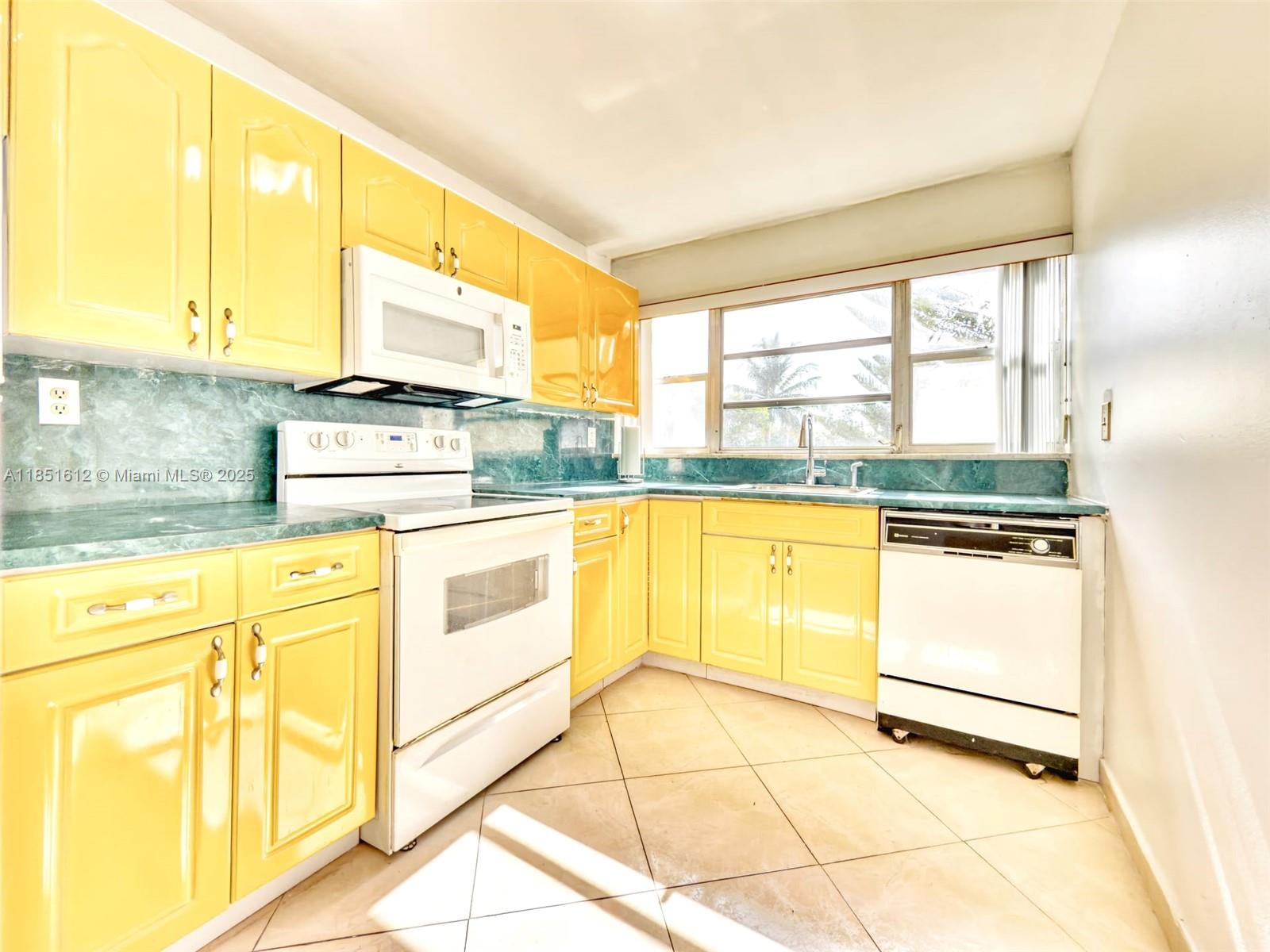 942 NE 199th St #302 Miami, FL 33179