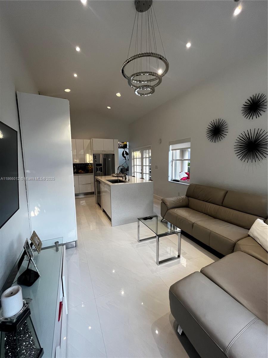 1170 E Wilshire Cir E Pembroke Pines, FL 33027