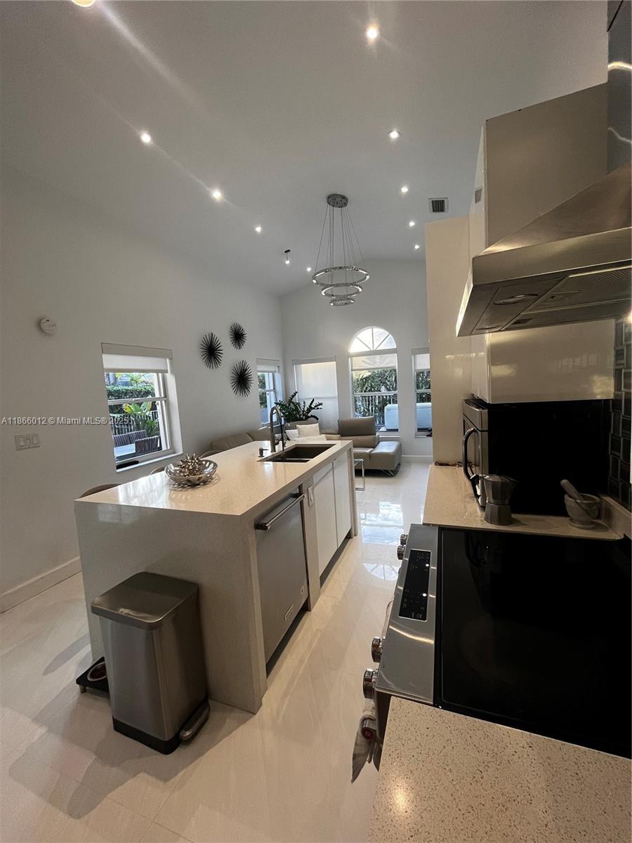 1170 E Wilshire Cir E Pembroke Pines, FL 33027