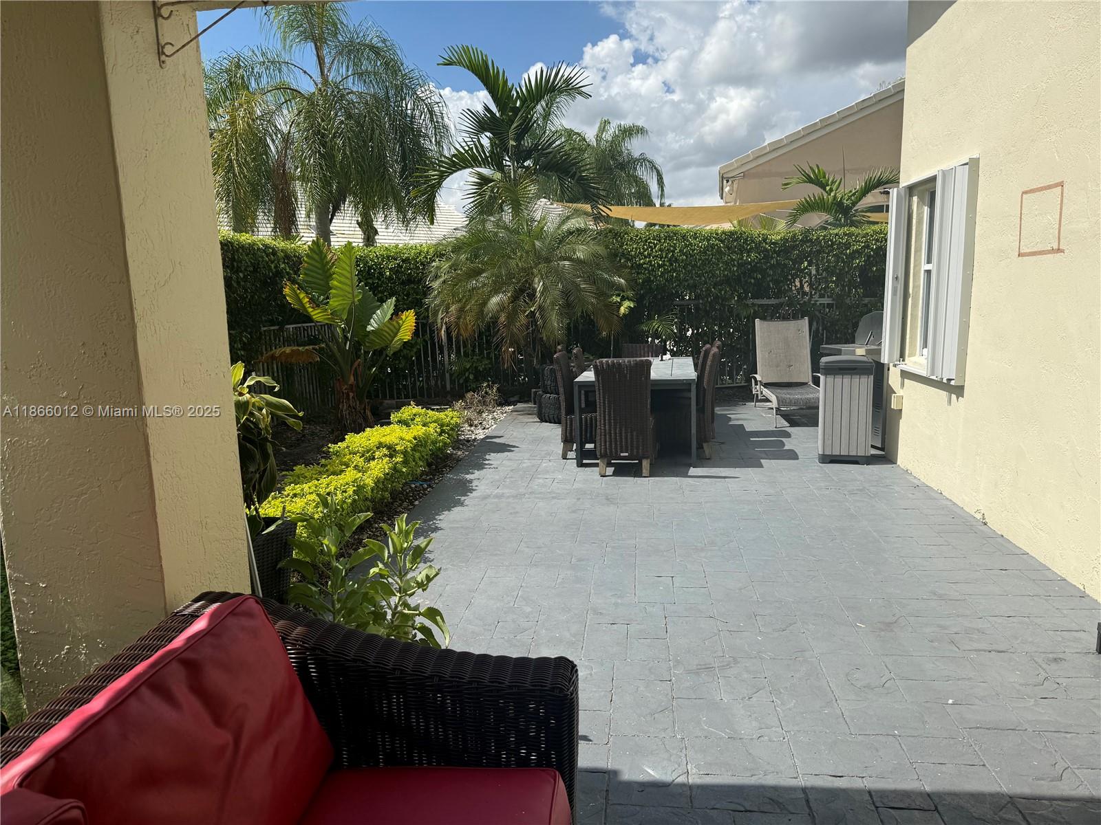 1170 E Wilshire Cir E Pembroke Pines, FL 33027