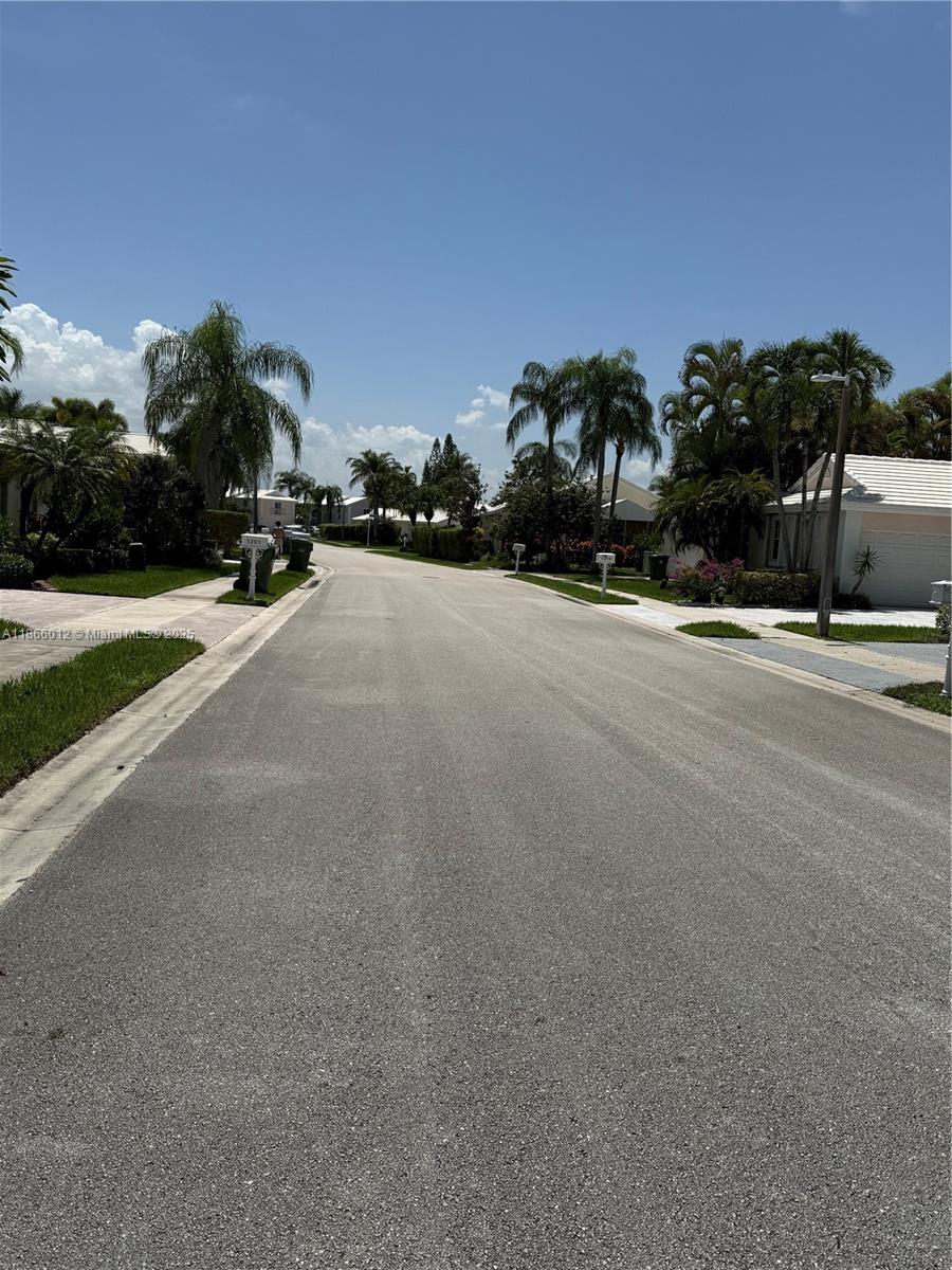 1170 E Wilshire Cir E Pembroke Pines, FL 33027