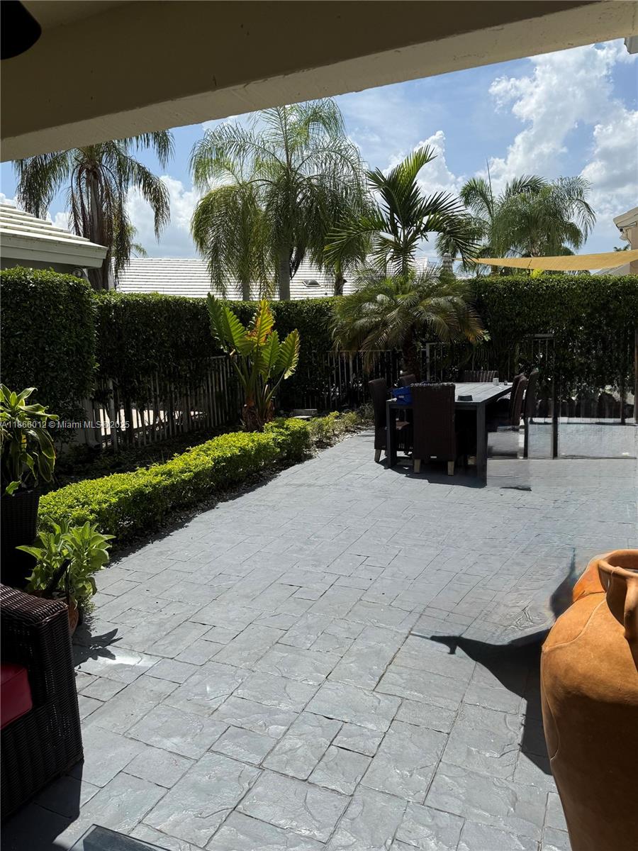 1170 E Wilshire Cir E Pembroke Pines, FL 33027