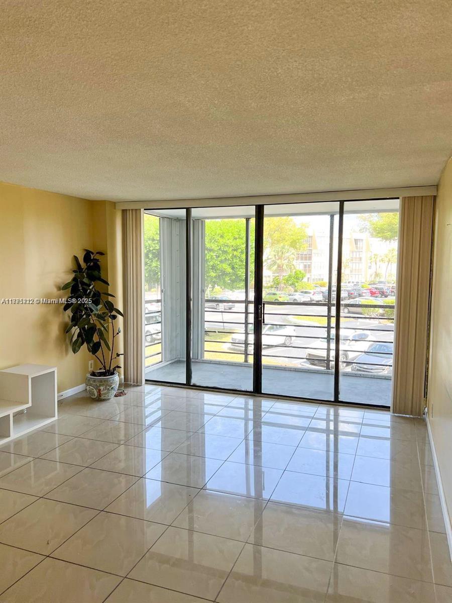 20400 W Country Clb Dr #217