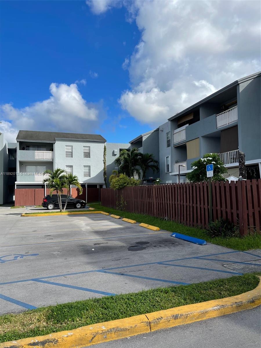 1725 W 60th St #F304