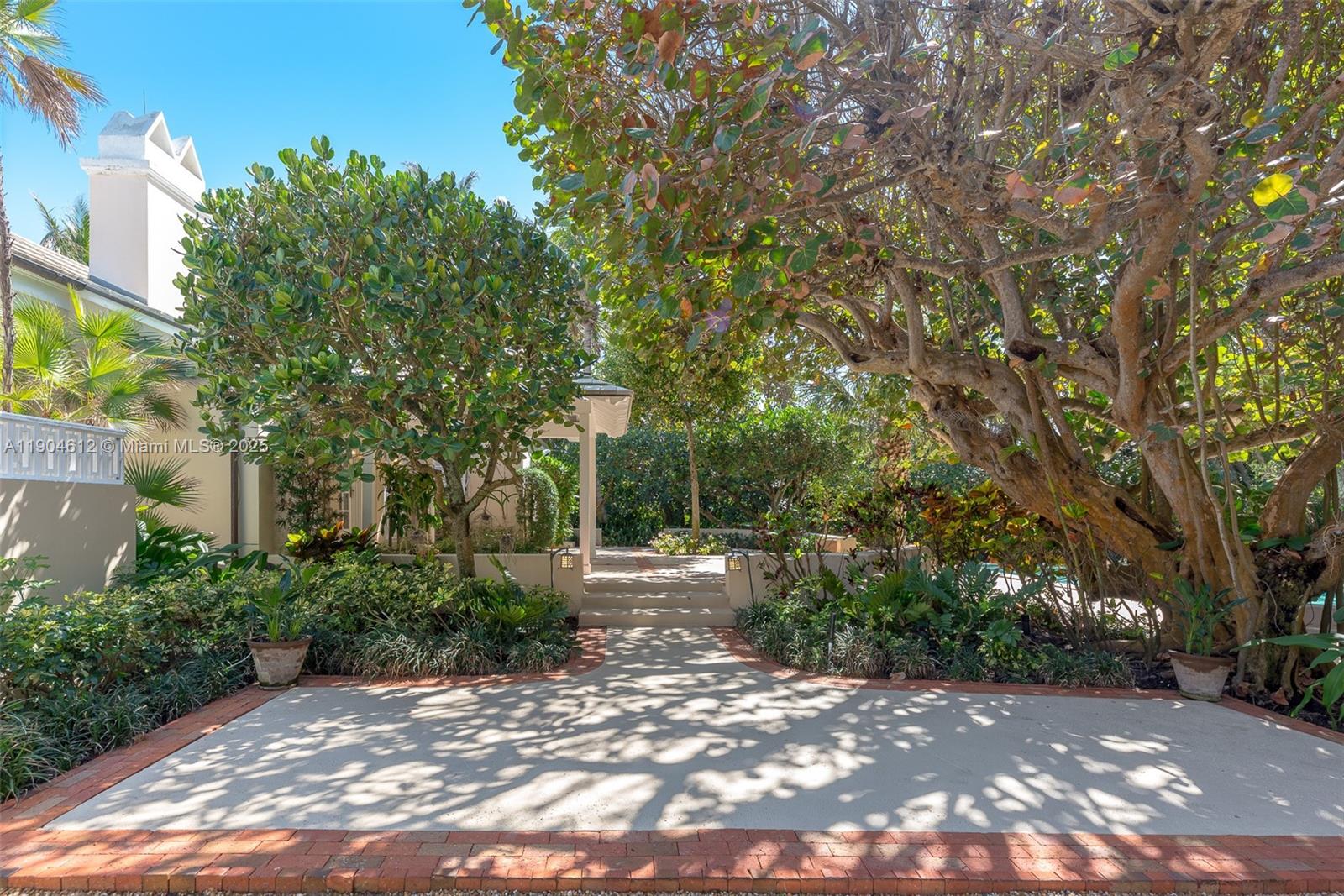 247 S Beach Rd Jupiter Island, FL 33455