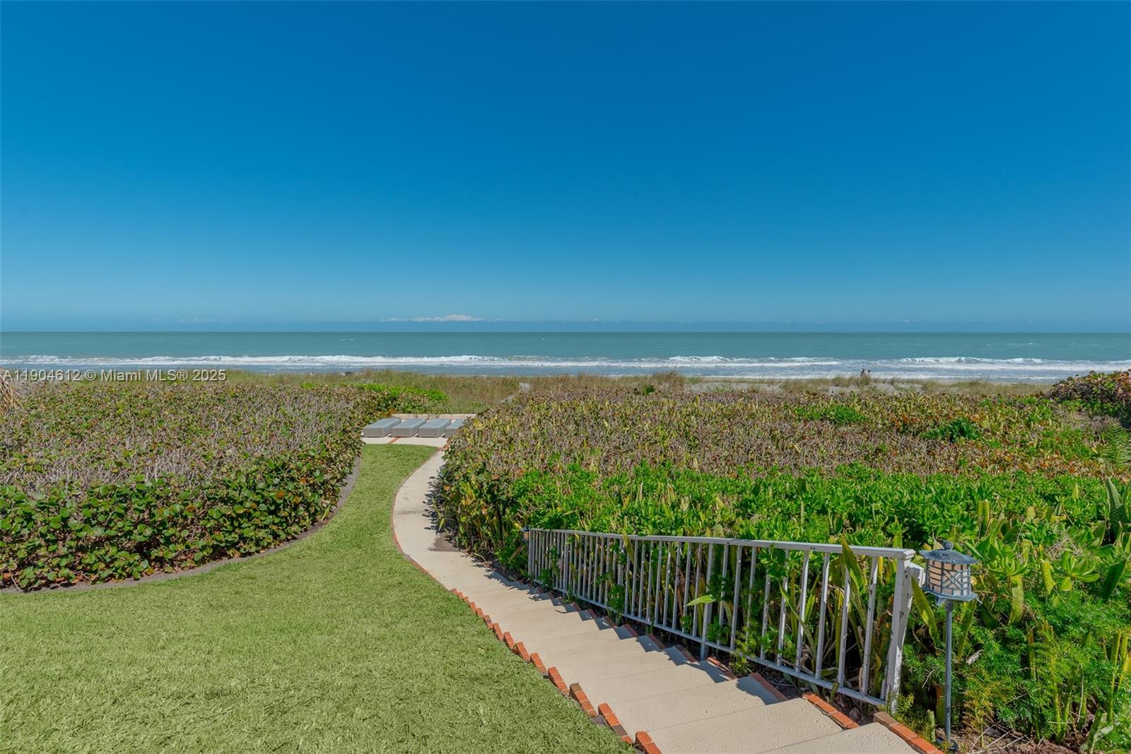 247 S Beach Rd Jupiter Island, FL 33455