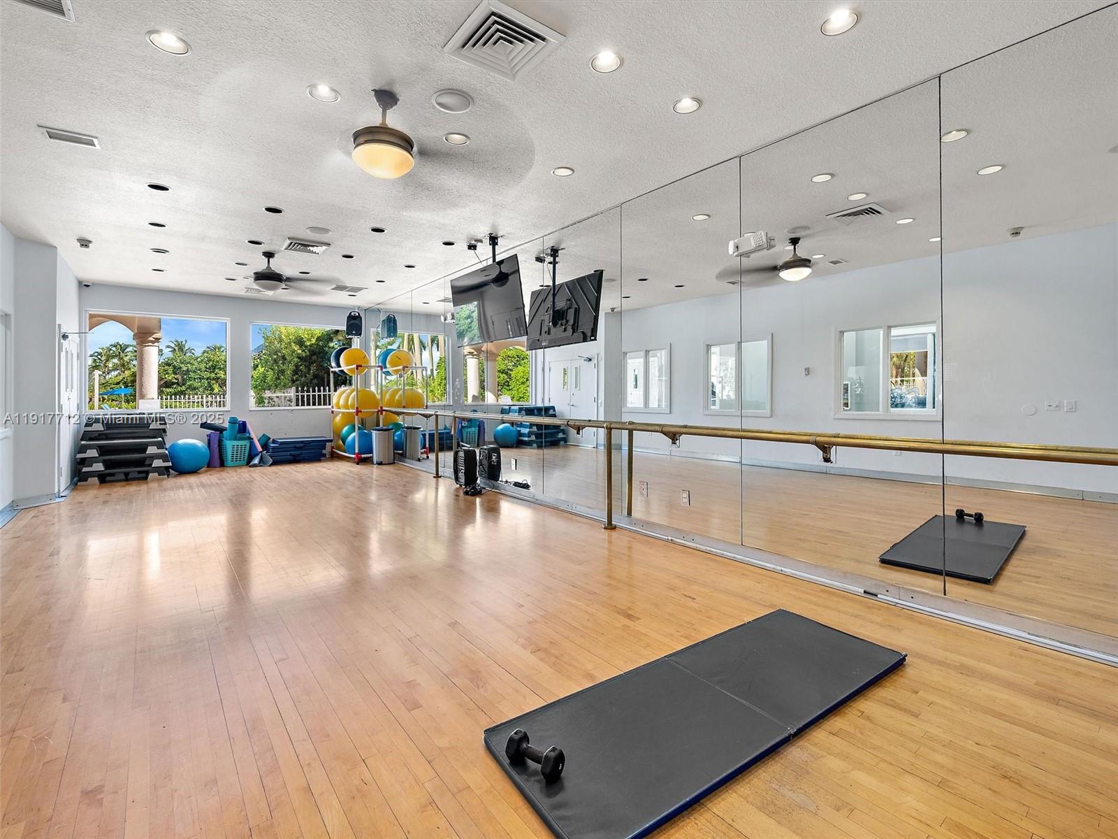 733 NW 170th Ter Pembroke Pines, FL 33028