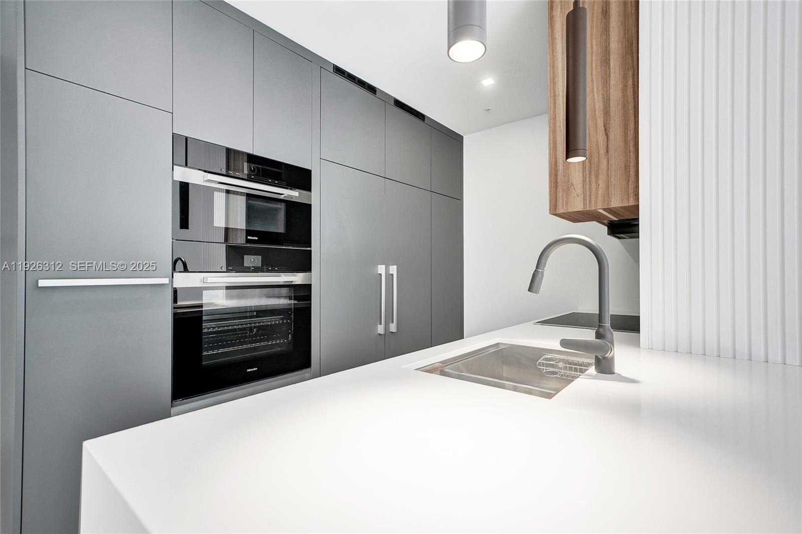 200 Sunrise Dr #200A Key Biscayne, FL 33149