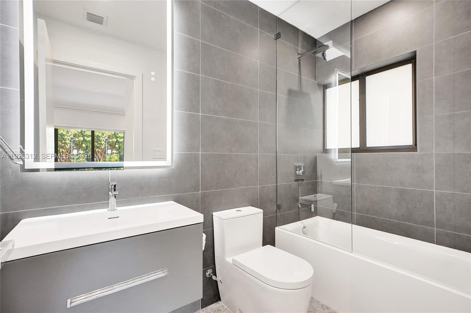 200 Sunrise Dr #200A Key Biscayne, FL 33149