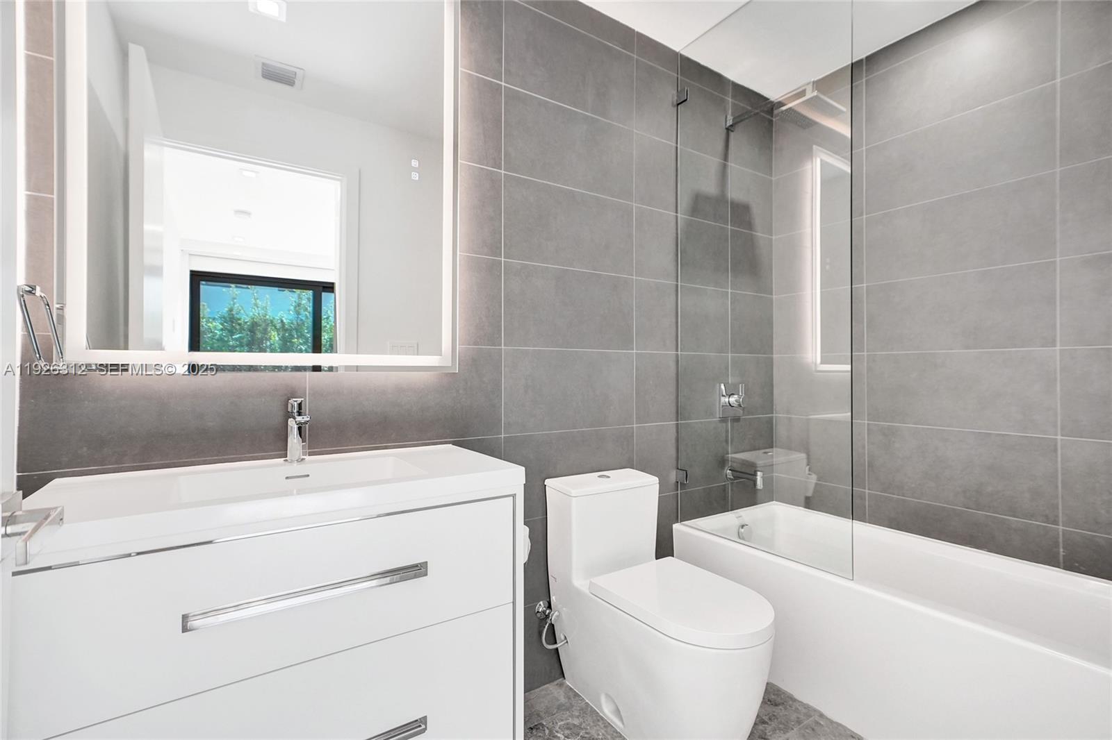 200 Sunrise Dr #200A Key Biscayne, FL 33149