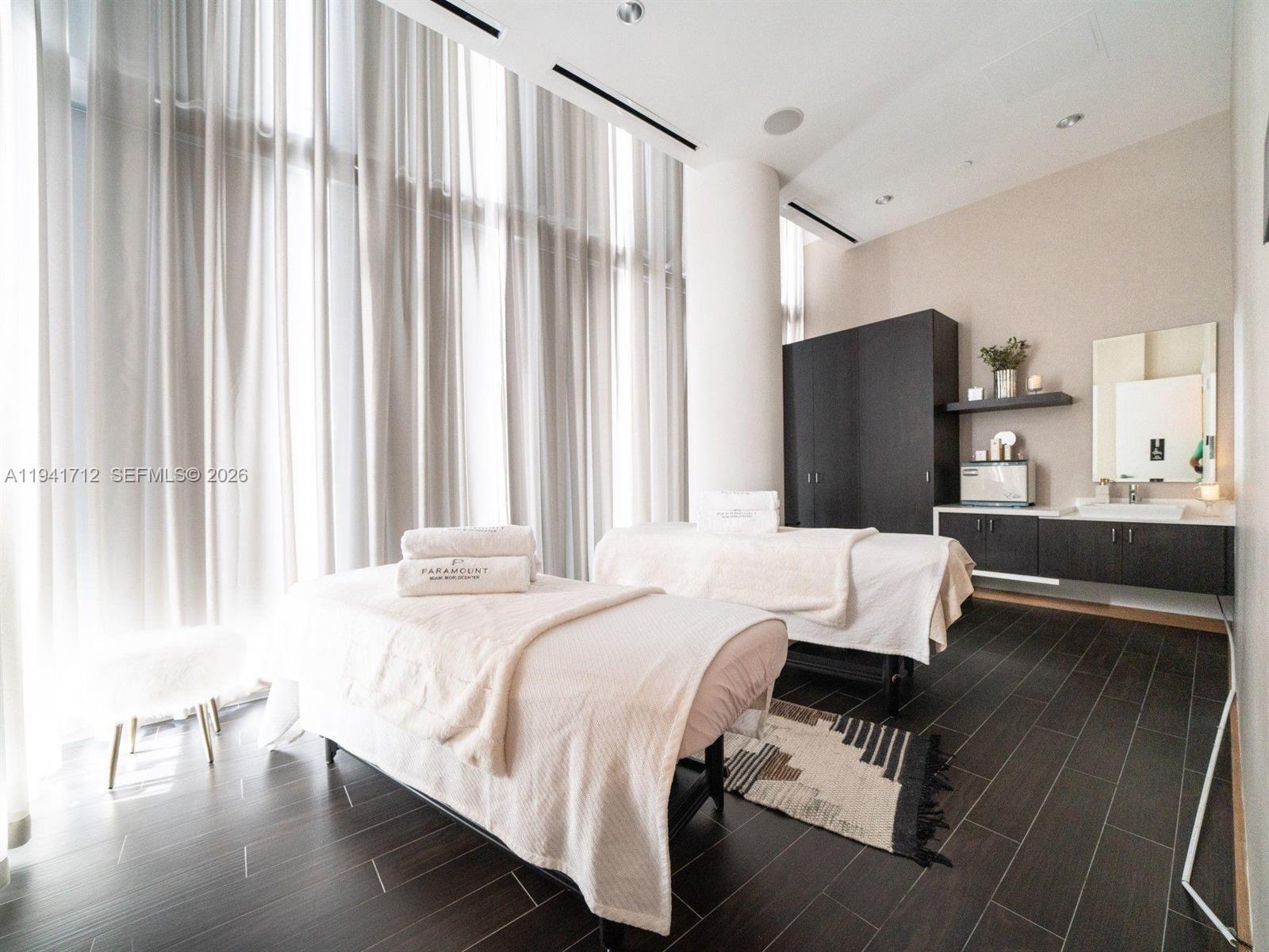 image Paramount Worldcenter40