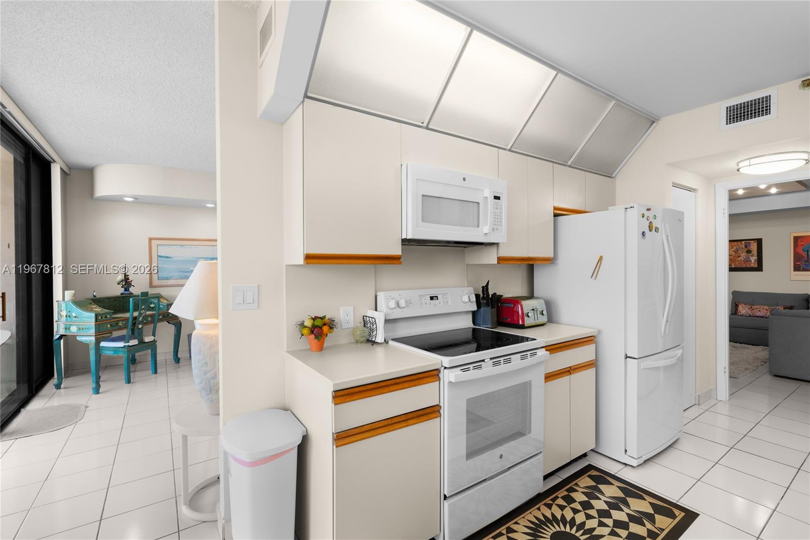 image Hamptons West25