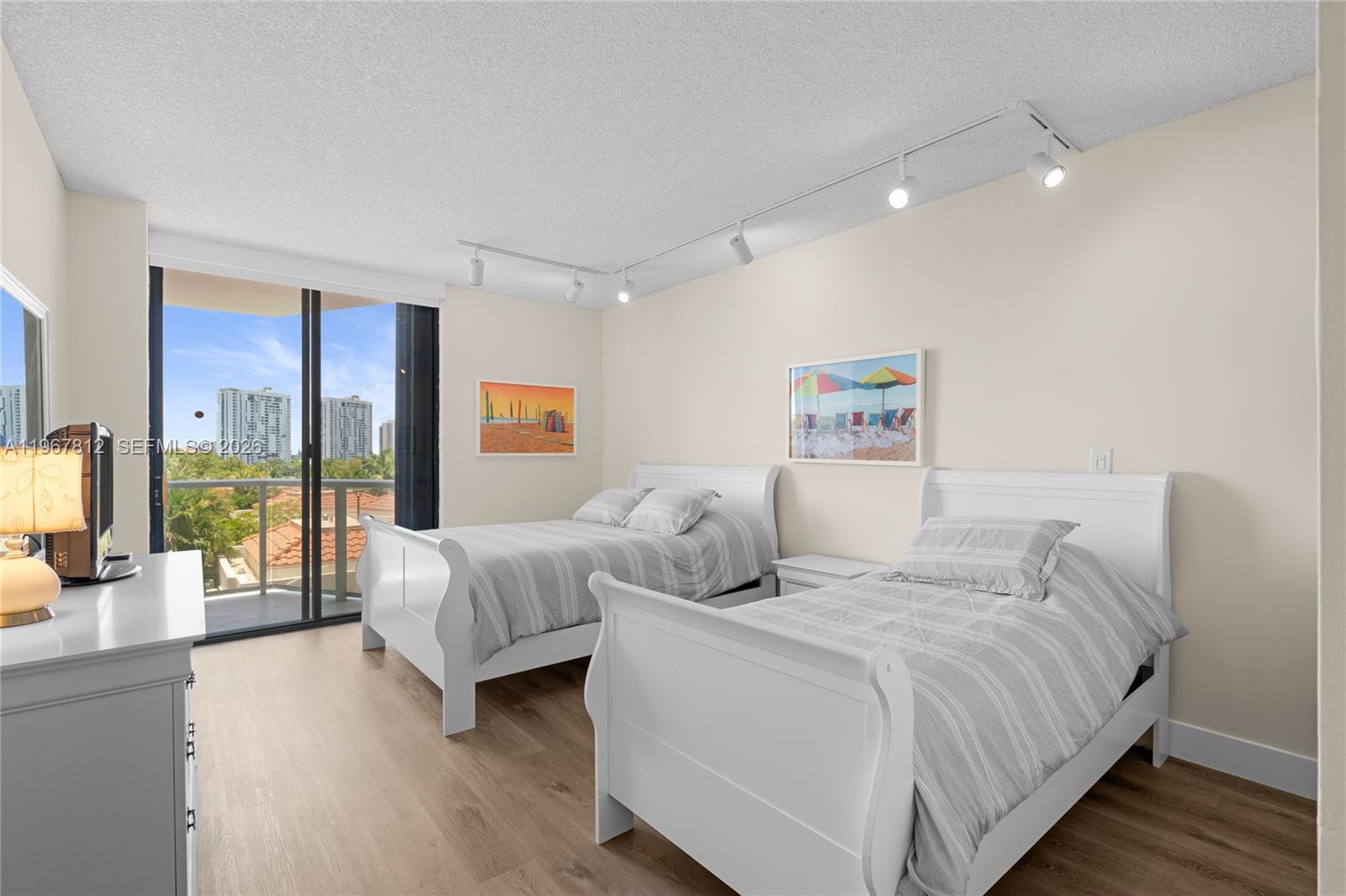 image Hamptons West40