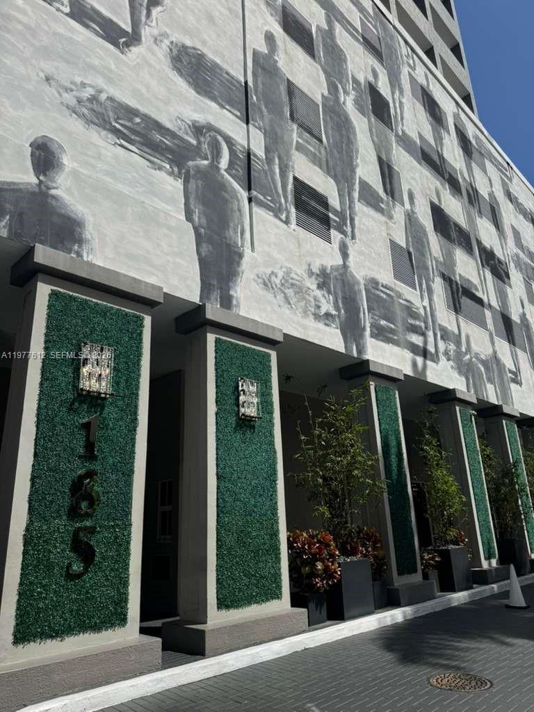 185 SE 14th Ter #812 Miami, FL 33131