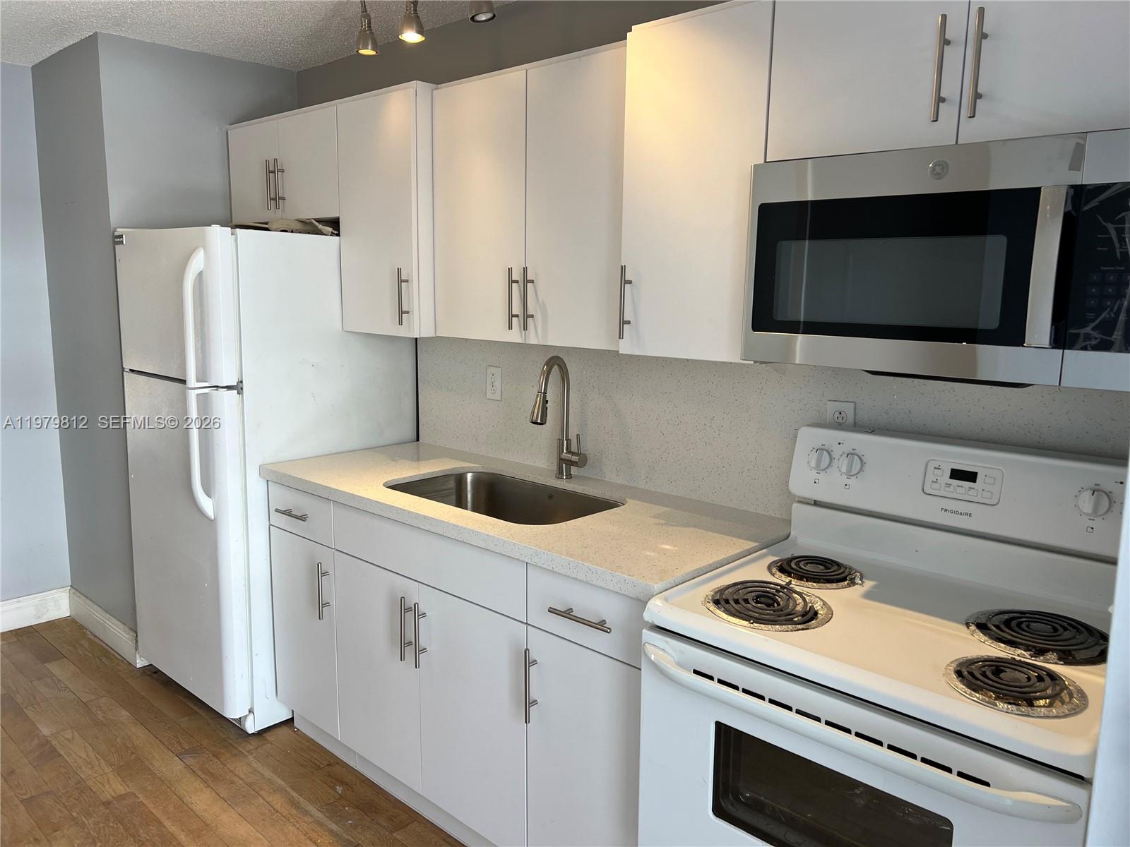 221 Meridian Ave #305 Miami Beach, FL 33139