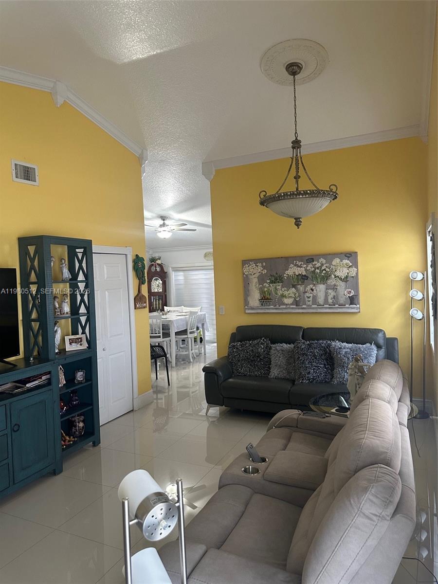 2501 W 73rd Pl Hialeah, FL 33016