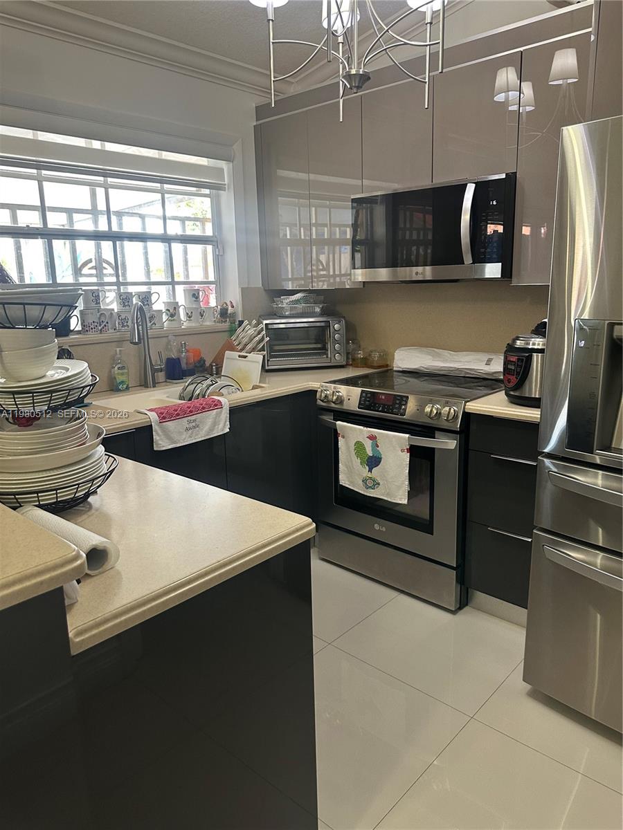 2501 W 73rd Pl Hialeah, FL 33016