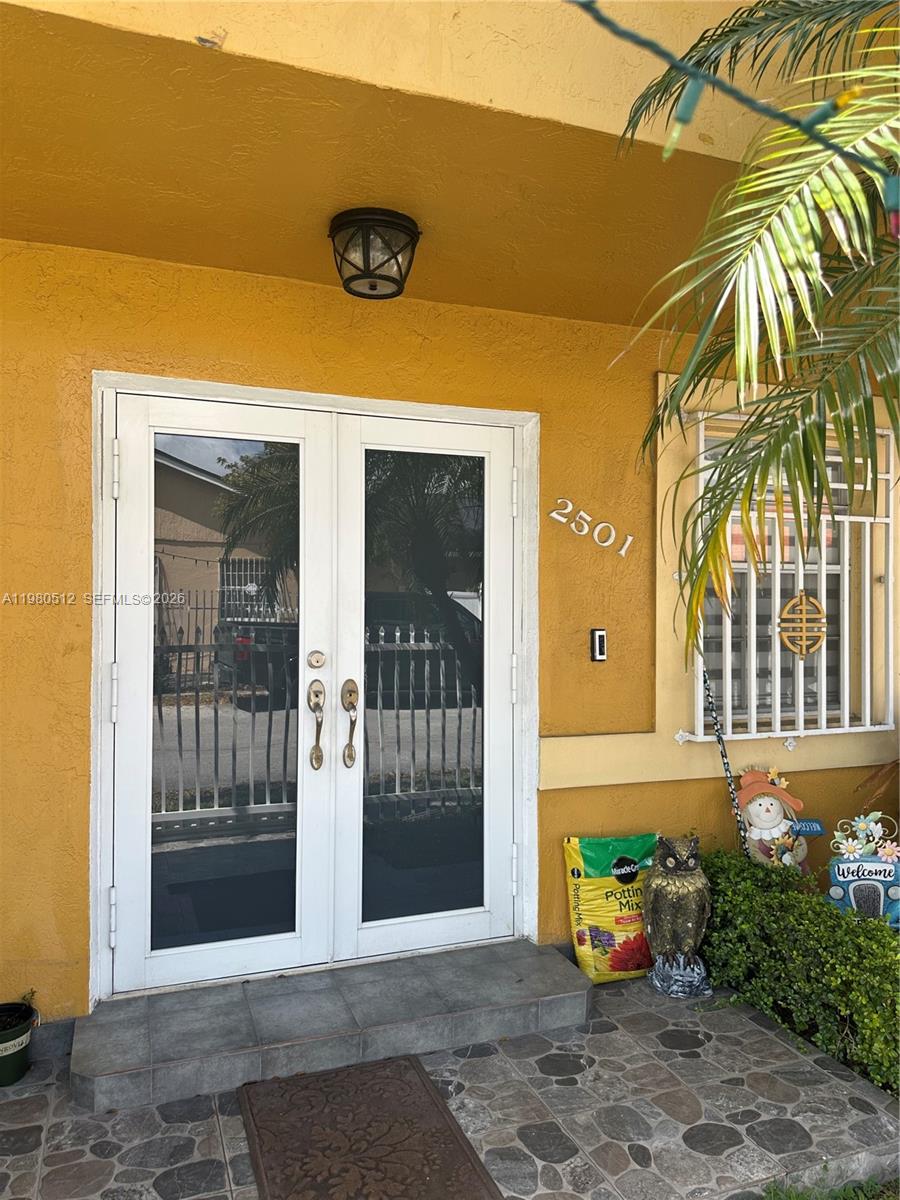 2501 W 73rd Pl Hialeah, FL 33016