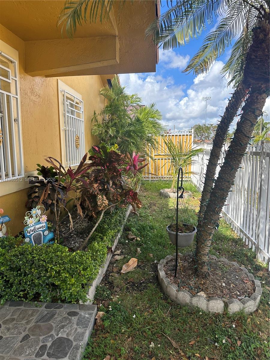 2501 W 73rd Pl Hialeah, FL 33016