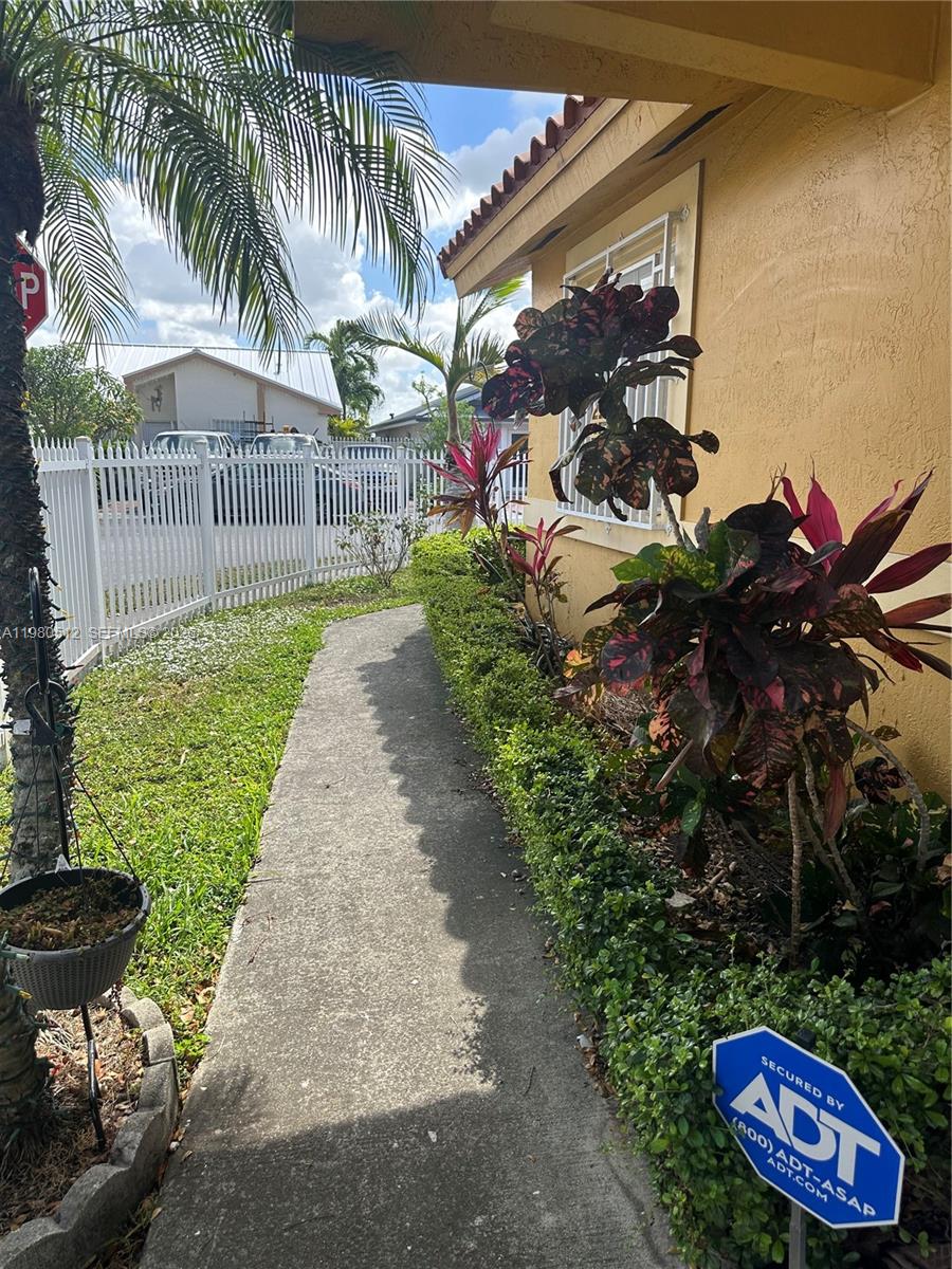2501 W 73rd Pl Hialeah, FL 33016