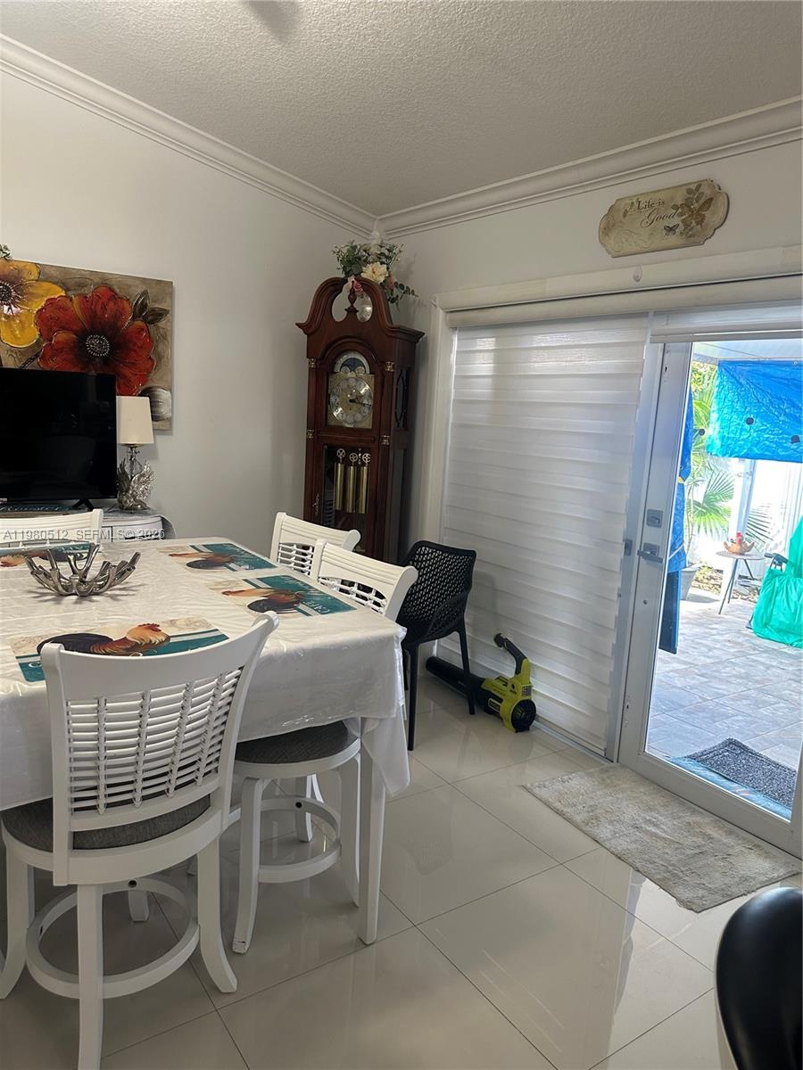 2501 W 73rd Pl Hialeah, FL 33016