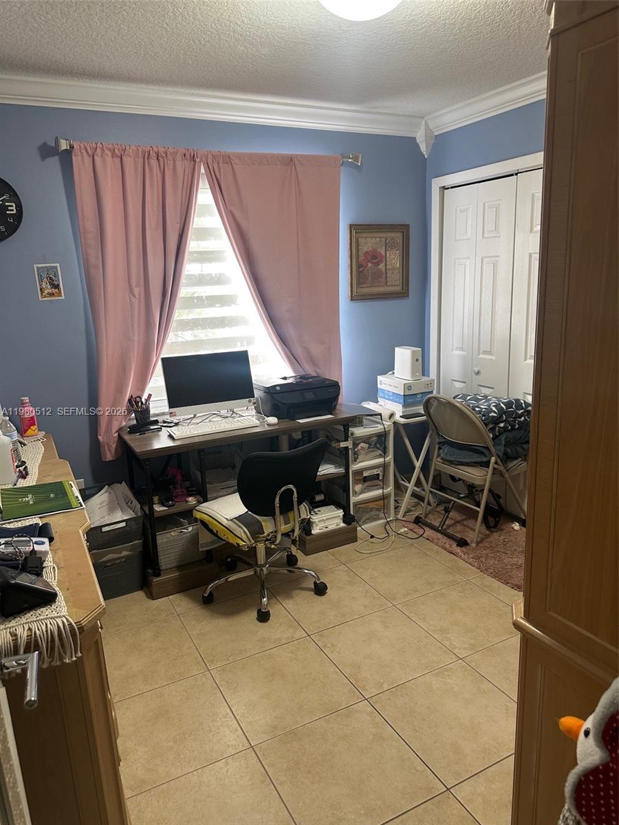 2501 W 73rd Pl Hialeah, FL 33016