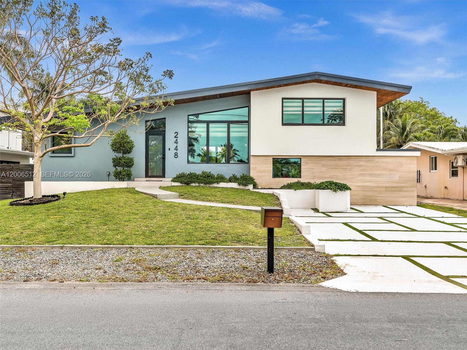 2448 Okeechobee Ln Fort Lauderdale, FL 33312